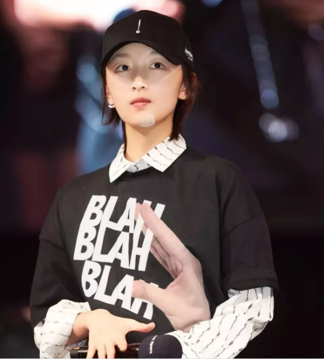 今年秋冬最chic！原來(lái)短發(fā)和帽子這么配?。? border=