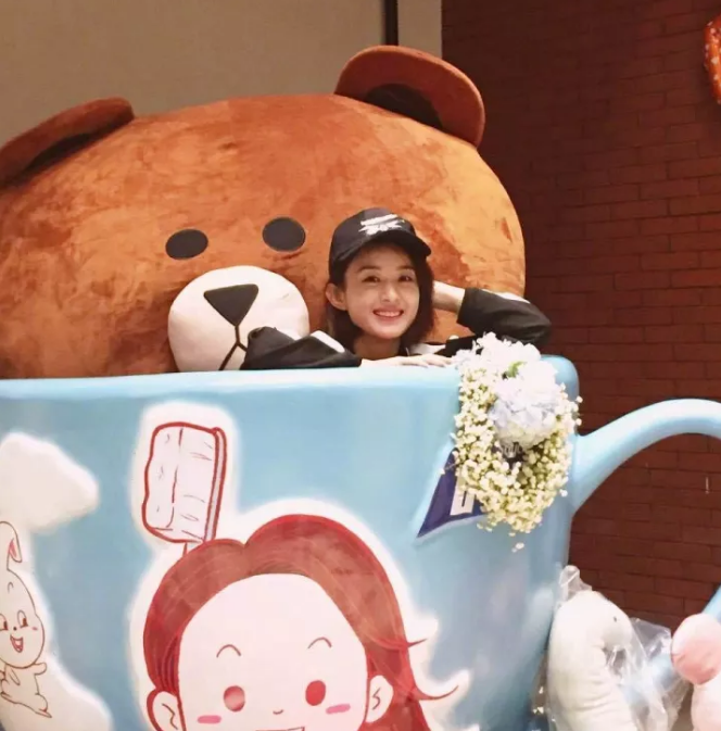 今年秋冬最chic！原來(lái)短發(fā)和帽子這么配?。? border=